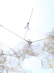 Hochseilartist Freddy Nock im Juli/August 2019 zu Gast im Garten des Riesens @ Swarovski Kristallwelten  (&copy;Foto:Martin Schmitz)